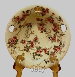 Bol japonais Meiji Satsuma avec des décorations fines et des éléments perforés