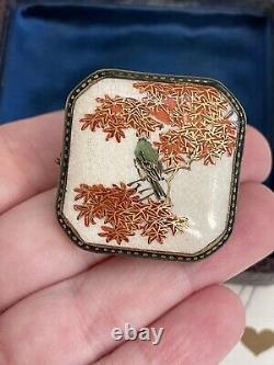 Broche Antique 19ème Porcelaine Japonaise Délicat Oiseau Peint Sur Arbre Signé