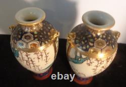 C. 1890 Paire de vases en porcelaine Satsuma japonaise Meiji avec mariage et détails fins