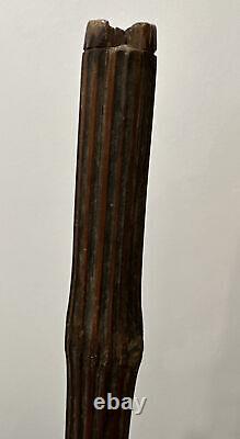 Canne en bambou finement sculptée japonaise antique représentant une mère et son enfant