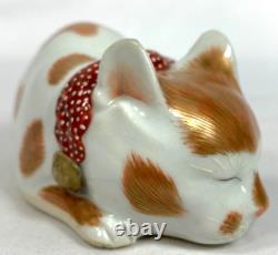 Chat dormant antique Kutani en porcelaine japonaise avec des détails fins en Moriage