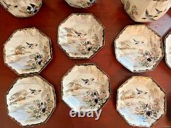 Ensemble de thé en porcelaine japonaise fine à coquille d'œuf signée par un artiste ancien, comprenant 30 pièces pour 6 personnes.