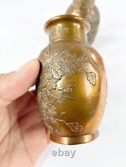 Ensemble de vases à motif d'oiseaux et de fleurs en bronze japonais de l'ère Meiji revêtus de cuivre