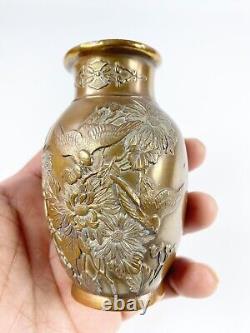 Ensemble de vases à motif d'oiseaux et de fleurs en bronze japonais de l'ère Meiji revêtus de cuivre