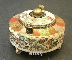 Fin Japonais Meiji Satsuma Tripod Lided Jar Avec Poignées, Signé