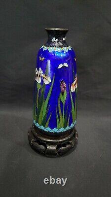 Fine Antique Japonais Meiji Petit Vase Cloisonne Avec Fleur D'iris, 4 7/8 Tall