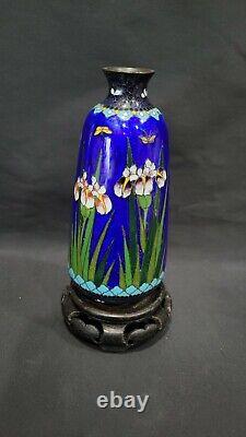 Fine Antique Japonais Meiji Petit Vase Cloisonne Avec Fleur D'iris, 4 7/8 Tall