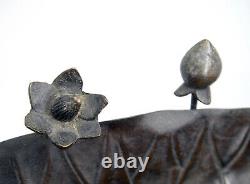 Fine Meiji Japonais Bronze Ikebana Grenouille Lotus Lily Pad Vaisseau De Bateau Vase Signé