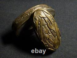 Fuchigashira Fuchi Kashira Vagues de Caps Blancs Sculpture Fine Antique Japonaise de l'Ère Edo