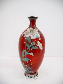 Grand vase japonais en cloisonné avec une paire rare et fine de fleurs de lys et de papillons en sang de pigeon.
