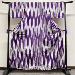 Kimono japonais ancien à motif fin en pointe de flèche violet et argenté