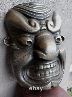 Masque mural japonais en métal d'art fin antique de collection, représentant un dieu féroce, grand et lourd.
