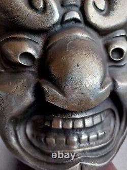 Masque mural japonais en métal d'art fin antique de collection, représentant un dieu féroce, grand et lourd.