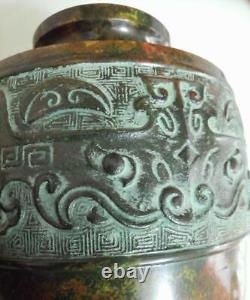 Modèle de vase en bronze à motifs hiéroglyphiques de 11 pouces avec boîte - Art ancien japonais de collection