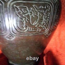 Motif de vase en bronze de 9 pouces avec hiéroglyphes de dragon, ancienne œuvre d'art japonaise vintage