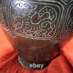 Motif de vase en bronze de 9 pouces avec hiéroglyphes de dragon, ancienne œuvre d'art japonaise vintage