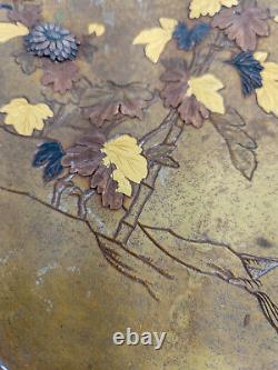 Paire Fine Japonaise Antique Des Plateaux Mélangés En Bronze De Plaques De Bronze Grasshopper Floral