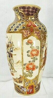 Paire d'antiques vases japonais Satsuma avec des guerriers samouraïs finement peints.