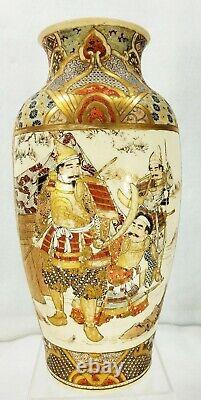 Paire d'antiques vases japonais Satsuma avec des guerriers samouraïs finement peints.