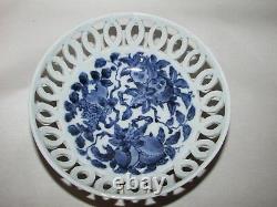 Plat Antique Antique Japonais Ou Chinois De Porcelaine Bleu Et Blanc Réticulé