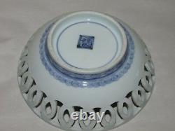 Plat Antique Antique Japonais Ou Chinois De Porcelaine Bleu Et Blanc Réticulé