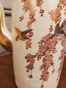 Pot à chocolat signé Très belles fleurs de glycine et oiseaux en porcelaine japonaise Satsuma de l'époque Meiji