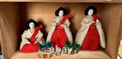 Poupée antique japonaise de la période Gofun avec de beaux costumes dans sa boîte d'origine pour le jour des filles