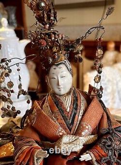 Poupée impératrice signée de l'époque Edo du Japon ancien sur son support avec un magnifique costume/coiffe