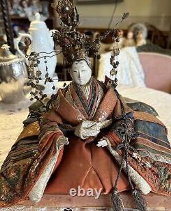 Poupée impératrice signée de l'époque Edo du Japon ancien sur son support avec un magnifique costume/coiffe