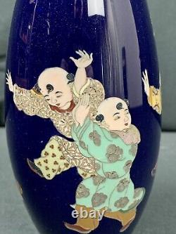 Rare Antique Meiji Era Fine Silver Wire Japanese Cloisonne Vase Children At Play <br/>	
 <br/>

 Translation in French: Vase cloisonné japonais ancien de l'ère Meiji en fil d'argent fin avec des enfants qui jouent