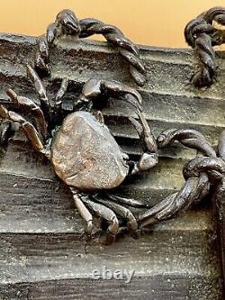 Rares et magnifiques Okimonos japonais en bronze de l'ère Meiji représentant des crabes sur un navire.