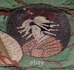 Superbe broderie fukusa en soie fine japonaise antique avec une geisha verte de 28 x 28 pouces.