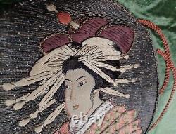 Superbe broderie fukusa en soie fine japonaise antique avec une geisha verte de 28 x 28 pouces.