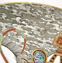 Superbe chargeur en porcelaine japonaise ancienne avec un cheval samouraï cabré, 16ème ère Edo, tel quel.