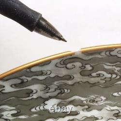 Superbe chargeur en porcelaine japonaise ancienne avec un cheval samouraï cabré, 16ème ère Edo, tel quel.