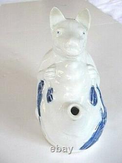 Théière rare en porcelaine fine bleue et blanche de Hirado, Japon, représentant un chien