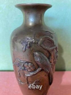 Très belle et ancienne œuvre japonaise en métal, vase en bronze avec oiseau.