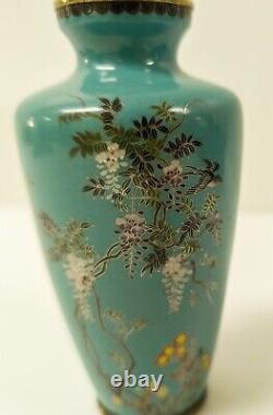 Vase Cloisonné en fil d'argent japonais antique avec des fleurs de glycine et de moineau