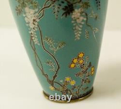 Vase Cloisonné en fil d'argent japonais antique avec des fleurs de glycine et de moineau