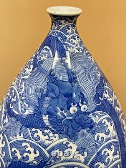 Vase De Porcelaine Bleu Meiji Et Blanc Avec Dragons Par Kato II