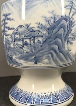 Vase Fin Japonais Meiji Taisho Bleu Et Blanc Hirado