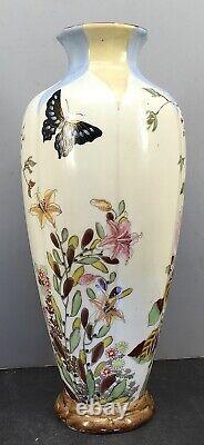 Vase Japonais De Porcelaine Meiji De Grande Taille Avec De Belles Décorations, Signé