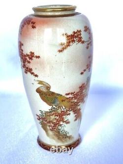 Vase Japonais Satsuma Finement Peint à la Main représentant une Scène d'Oiseau Exotique Antique Rare