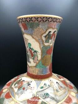 Vase Satsuma Japonais Antique Finement Détaillé avec Support en Bois, Hauteur de 9 1/4 pouces