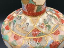 Vase Satsuma Japonais Antique Finement Détaillé avec Support en Bois, Hauteur de 9 1/4 pouces