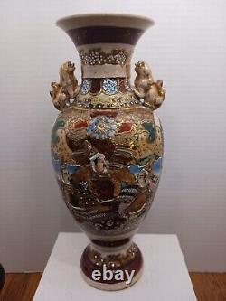 Vase ancien en Satsuma japonais avec poignées de chien Foo peintes à la main. Détails fins. Vtg (vintage).