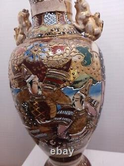 Vase ancien en Satsuma japonais avec poignées de chien Foo peintes à la main. Détails fins. Vtg (vintage).