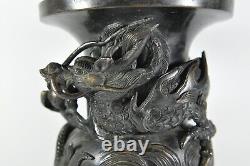 Vase en bronze fin de l'époque Meiji avec dragon et perle en relief de style japonais ancien