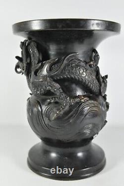 Vase en bronze fin de l'époque Meiji avec dragon et perle en relief de style japonais ancien