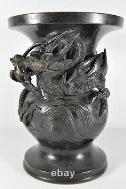 Vase en bronze lourd de l'époque Meiji avec un dragon antique et une perle en relief